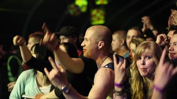 Yleisöä Staminan keikalla Ilosaarirockissa.