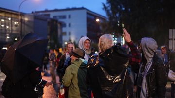 Yöllistä juhlakansaa Joensuun Linnunlahdessa.