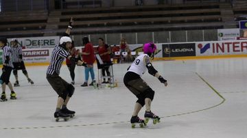 Roller Derby luistelija Mehtimäen jäähallissa