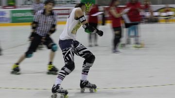 Roller Derby rullaluistelija Mehtimäen jäähallissa.