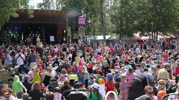 Vekararokki-yleisöä Ilosaaressa.