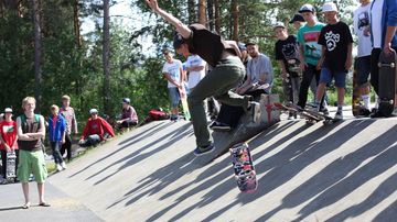 Skeittaaja kisailee Joensuun skeittiparkissa.