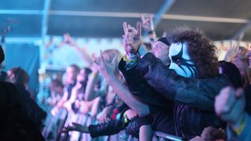 Mayhemin yleisöä Ilosaarirockissa.