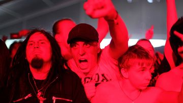 Mayhemin yleisöä Ilosaarirockissa.