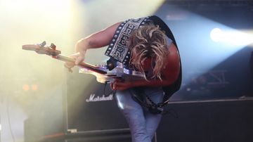 D-A-D:n basisti Ilosaarirockissa.
