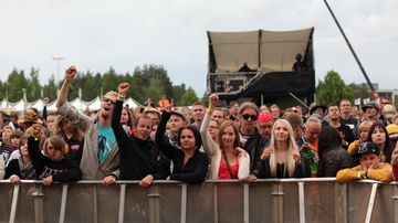 Päälavan yleisöä Ilosaarirockissa.