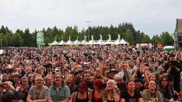 Päälavan yleisöä Ilosaarirockissa.
