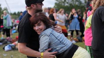 Pariskunta halailee Ilosaarirockissa.