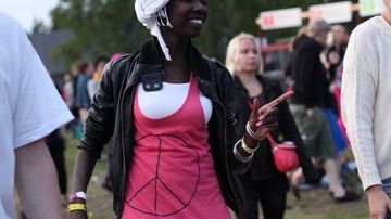 Nainen tanssii Ilosaarirockin Rento-discossa.