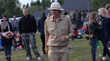 Livingstoneksi pukeutunut rokkivieras.