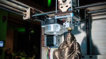 3D-printteri tulostaa Buddha-patsasta.