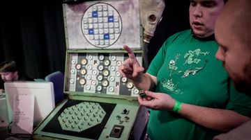 Eero af Heurlin esittelee Helsinki Hacklabin rakentamaa Tšernobyl-ydinreaktorisimulaattoria.