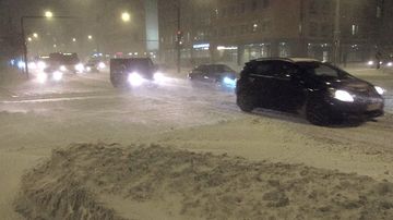 Lumipyryä Mannerheimintiellä