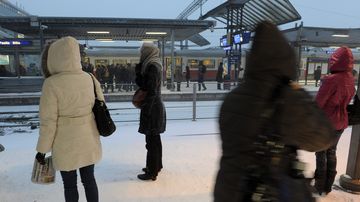 Junaa odottavia Pasilan asemalla