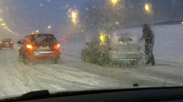 Autoja länsiväylällä.