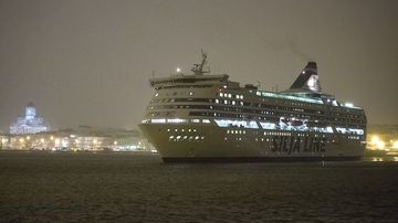 Silja Serenade -matkustajalaiva saapuu Helsingin satamaan.