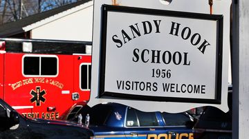 Sandy Hookin koulun kyltti tienvarressa.