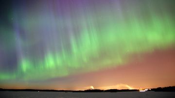 Revontulia Turun öisellä taivaalla 17. maaliskuuta 2013. 