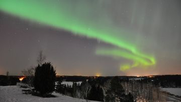 Revontulia Liedon öisellä taivaalla 17. maaliskuuta 2013.