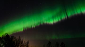Revontulia yötaivaalla Iissä 17. maaliskuuta 2013. 