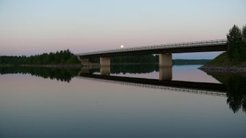 Superkuu Suomussalmen sillalla 