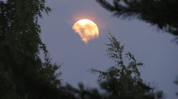 Superkuu Helsingin Kallahdessa 23. kesäkuuta.