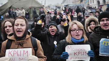 Ukrainan nykyhallintoa puolustavia mielenosoittajia Kiovan Itsenäisyyden aukiolla.