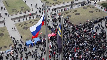Venäjämieliset osoittavat mieltään  Donetskissa. 