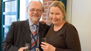 eläkkeelle jäävä päällikkö Pertti Lampinen ja Ylen strategiapäällikkö Tuija Aalto