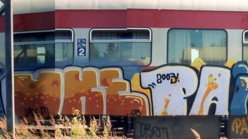 Graffiti junan kyljessä Kouvolassa.