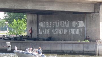 Graffiti Helsingissä Hakaniemen sillan alla. 