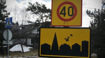 Paranneltu liikennemerkki, Maija Poppanen (2013). Tämä taide on jo siivottu pois Raumalla.