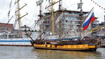 Gangut Regatta -tapahtumaan osallistuvia laivoja Turun Aurajoessa.