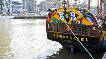 Gangut Regattaan osallistuva laiva Aurajoessa.