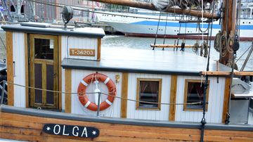 Gangut Regattaan osallistuva alus Turun Aurajoessa.
