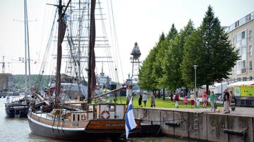 Gangut Regattaan osallistuva alus Aurajoessa.