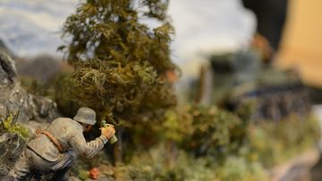 Sota-aiheinen pienoismalli.