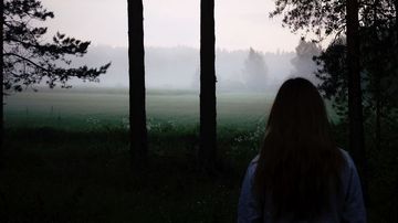 Nuori nainen ja kesäyö. Honkilahti