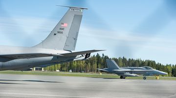 Hornet ja amerikkalaisen tankkauskoneen perä.