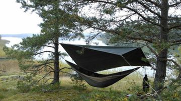 riippumatto puiden välissä