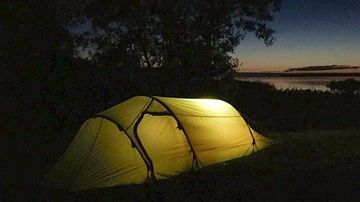 teltta yölla rannassa