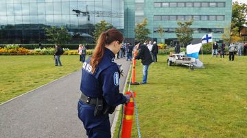 Poliisit pystyttävät jakoaitoja.