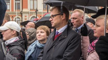 Pääministeri Juha Sipilä (kesk.) Kuopion torilla rasismin vastaisessa mielenilmauksessa lauantaina 24.9.