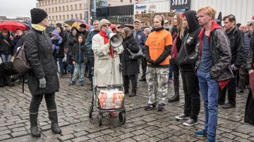 Puhuja Kuopion torilla rasismin vastaisessa mielenilmauksessa