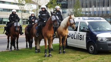 Ratsupoliiseja Kansalaistorilla.