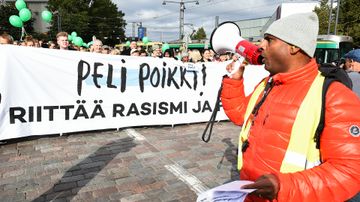 Tino Singh puhuu megafoniin.
