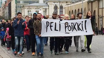 Tampereen Peli poikki -mielenosoituskulkue Hämeenkadulla.
