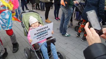 Peli poikki -mielenosoitus Kansalaistorilla.