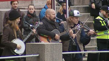 Paleface soittamassa Peli Poikki -mielenosoituksessa lauantaina.