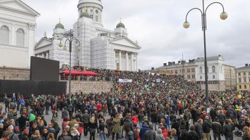 Mielenosoittajia Senaatintorilla.